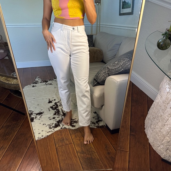 VINTAGE - White denim, offset button, super cute! tagged size 8, fits like 4 - Picture 2 of 3